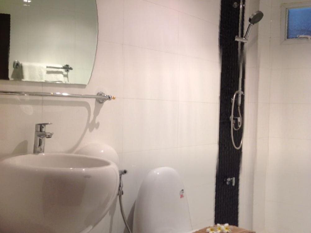 White House Asoke Sukhumvit 18 7