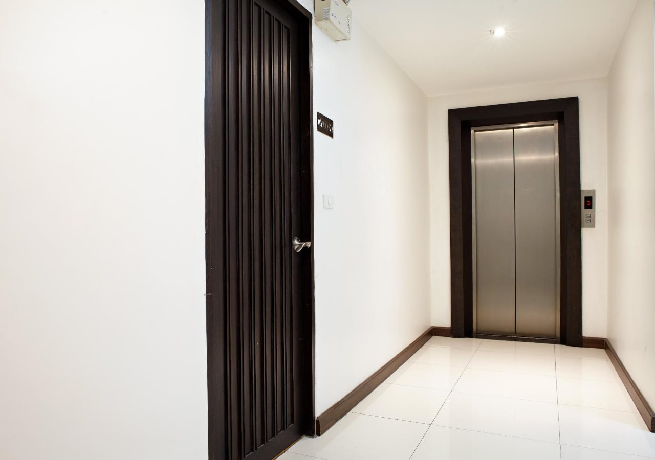 White House Asoke Sukhumvit 18 19