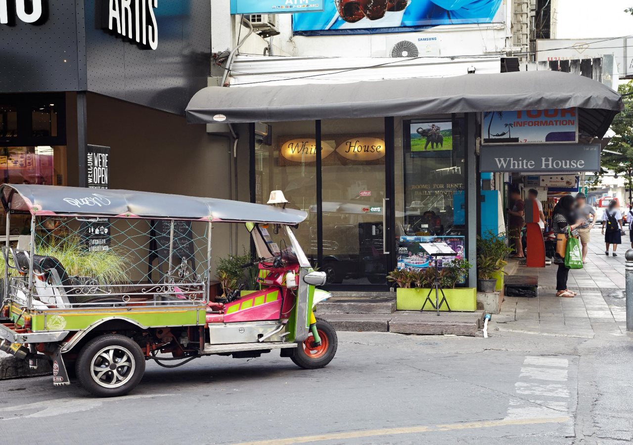 White House Asoke Sukhumvit 18 22