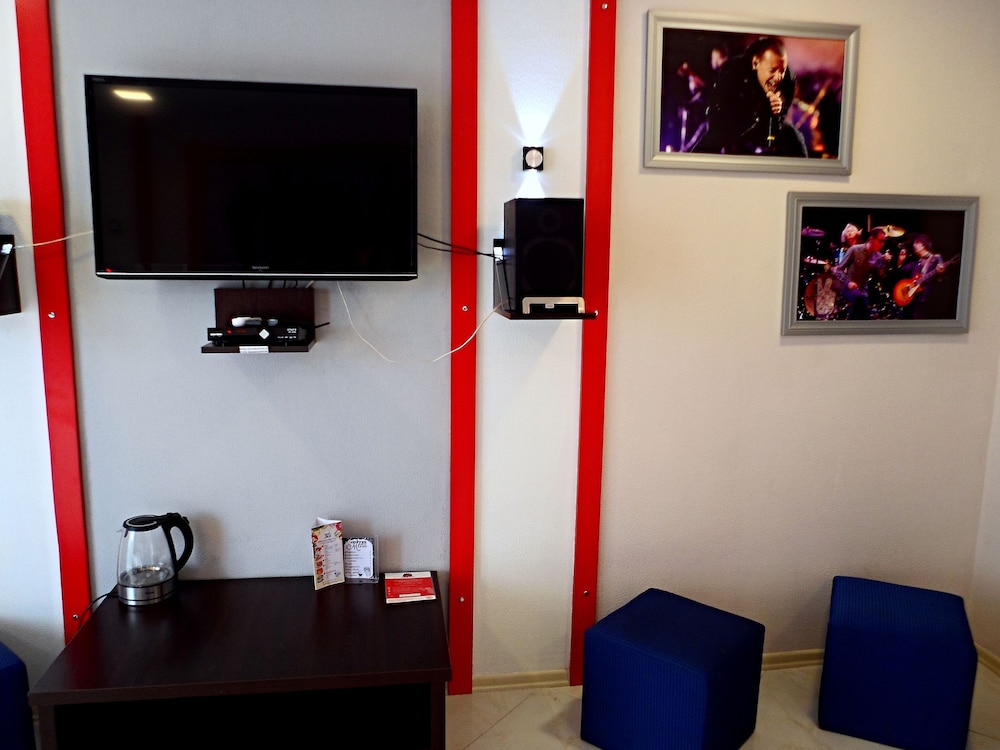 Rock Hotel First Line 6