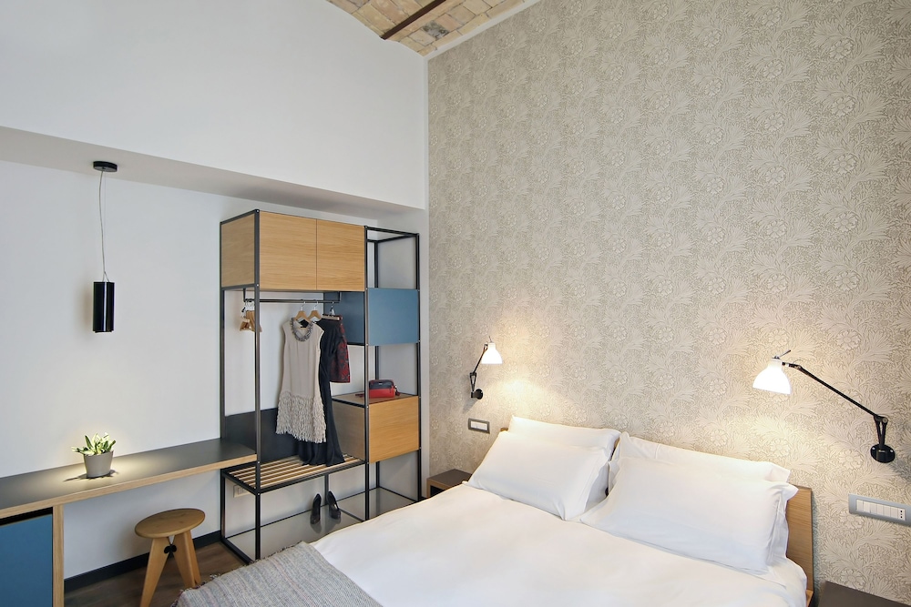 1880 Atypical Rooms 14