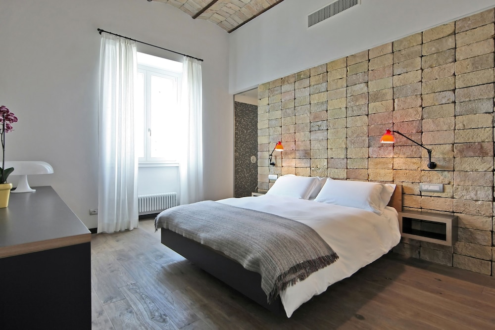 1880 Atypical Rooms 6