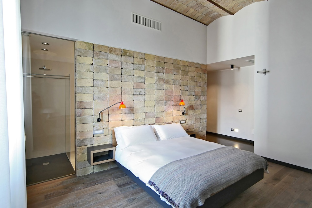 1880 Atypical Rooms 11