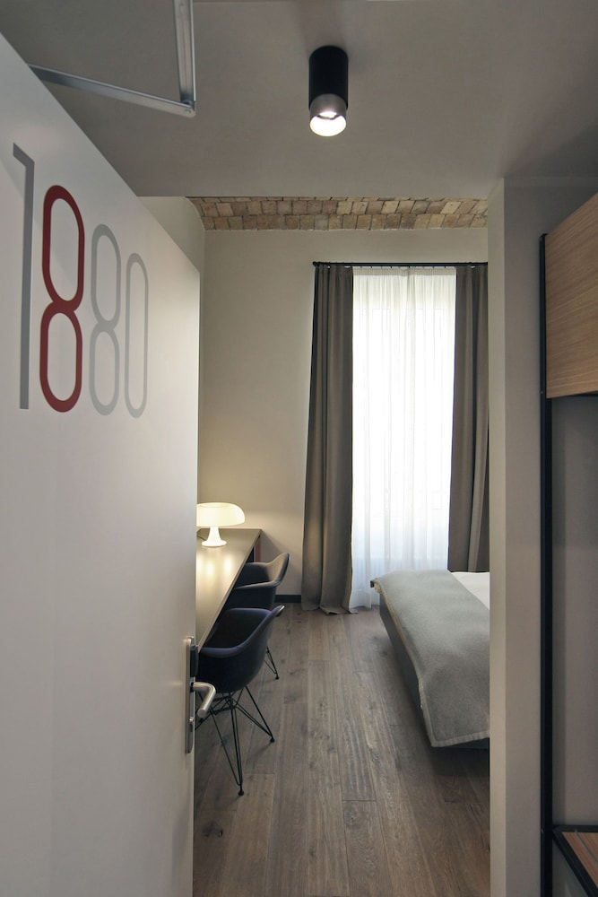 1880 Atypical Rooms 12