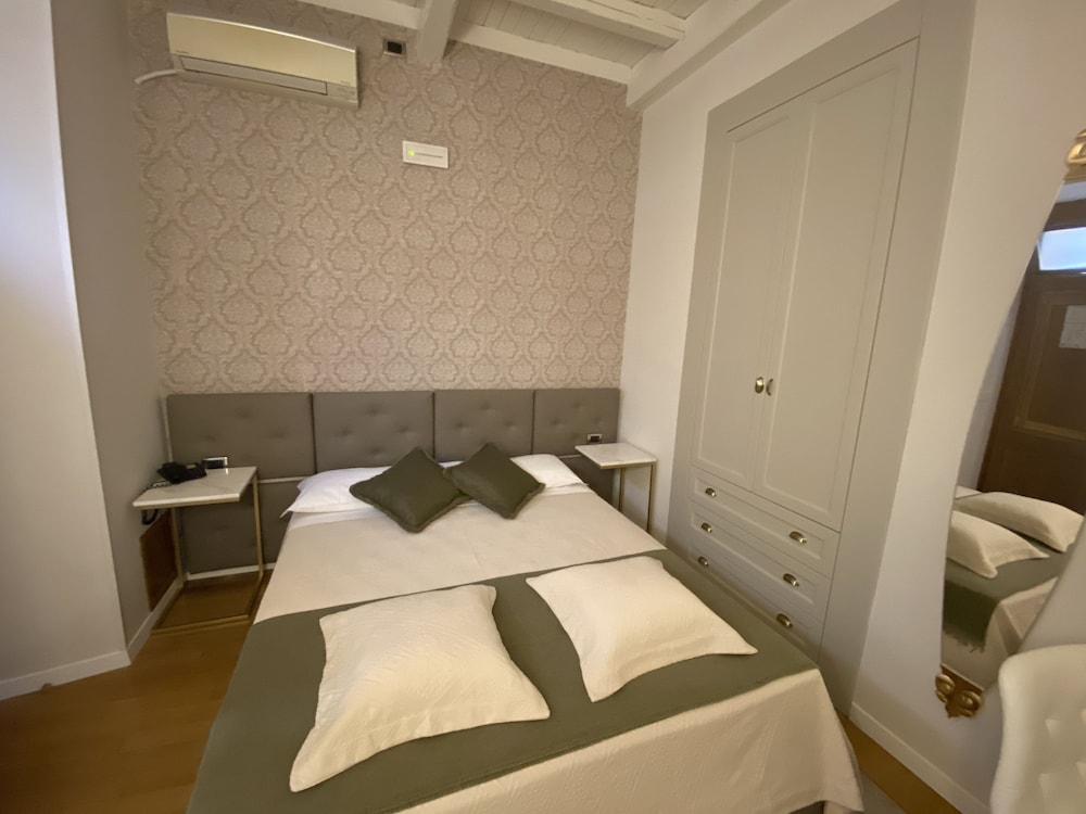 Condotti Rooms 11