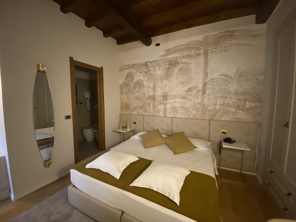 Condotti Rooms 9