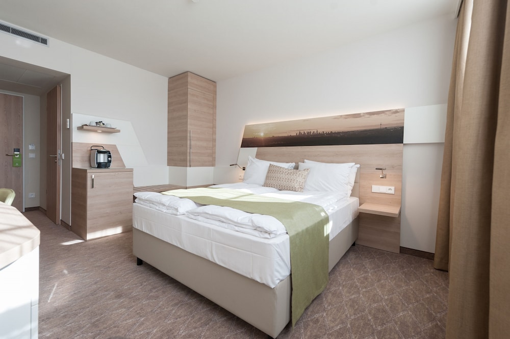Holiday Inn Frankfurt Airport 3