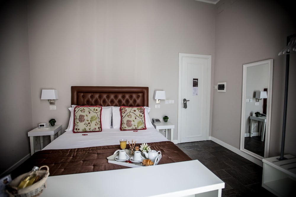 Chic & Town Luxury Rooms 10