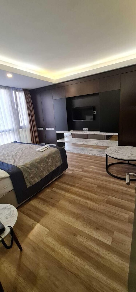 A Palace Hotel & Suites 3