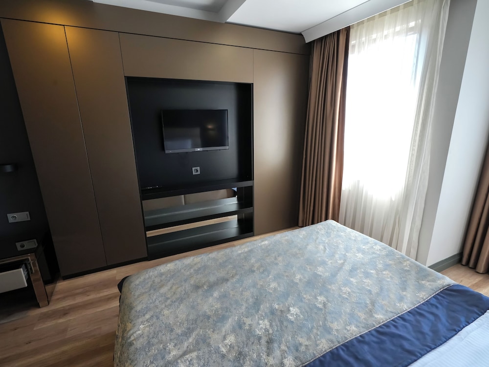 A Palace Hotel & Suites 18