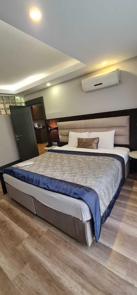 A Palace Hotel & Suites 2