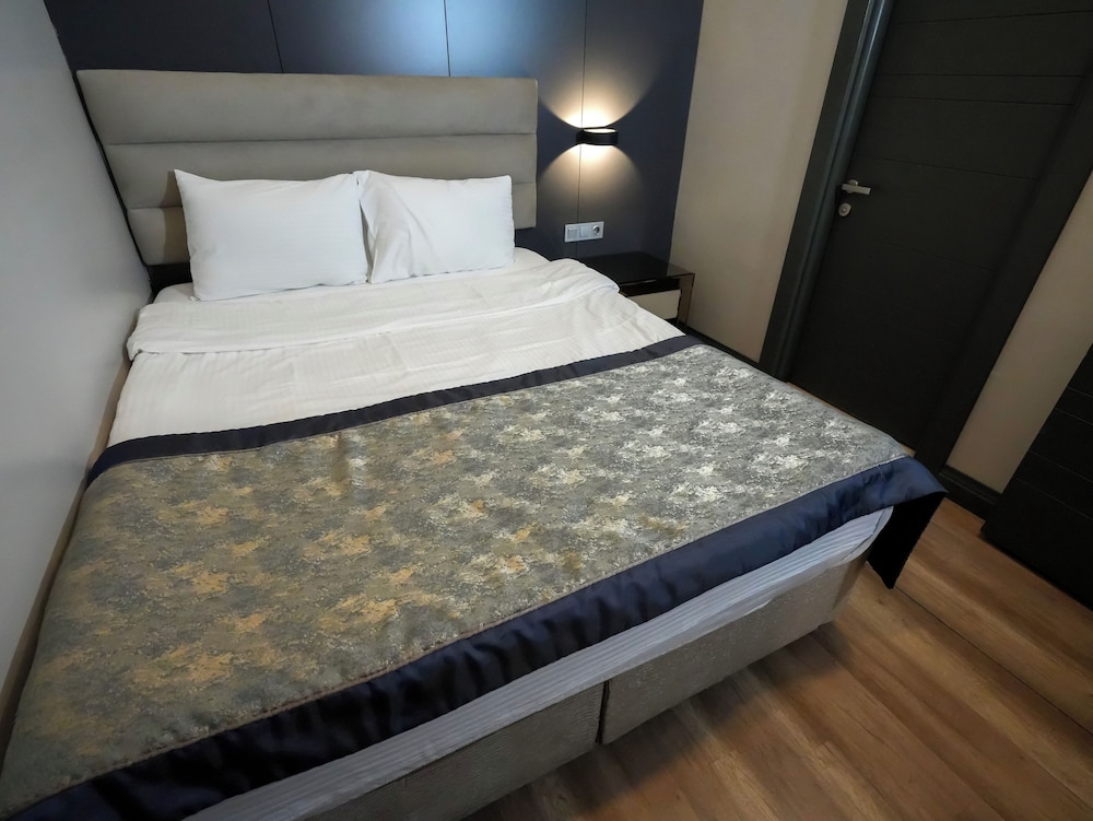 A Palace Hotel & Suites 14
