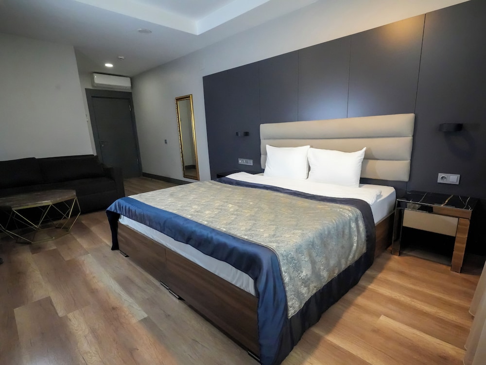A Palace Hotel & Suites 9
