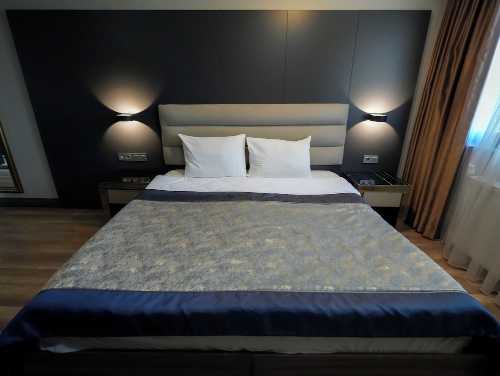 A Palace Hotel & Suites 10