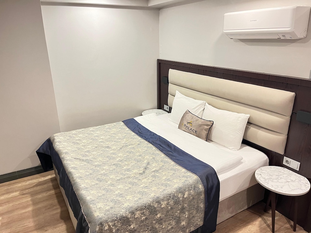 A Palace Hotel & Suites 4