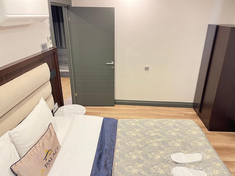 A Palace Hotel & Suites 5
