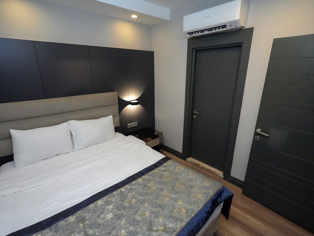 A Palace Hotel & Suites 16