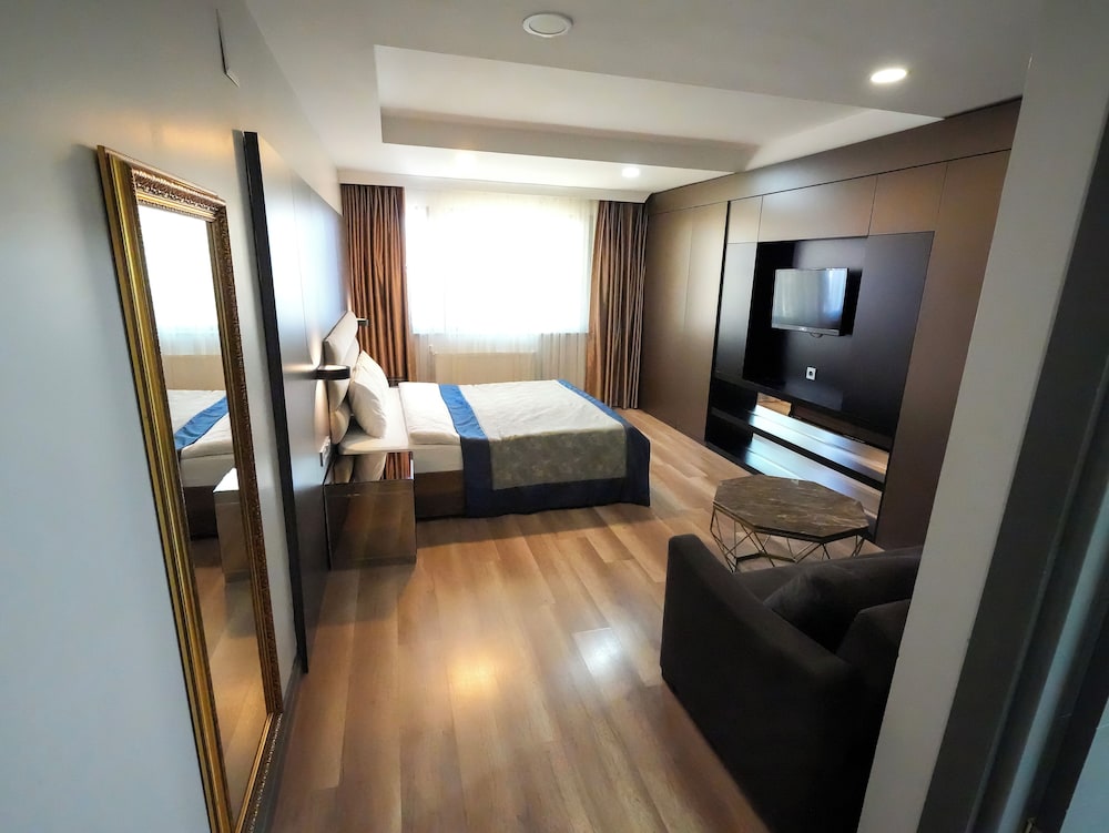 A Palace Hotel & Suites 11