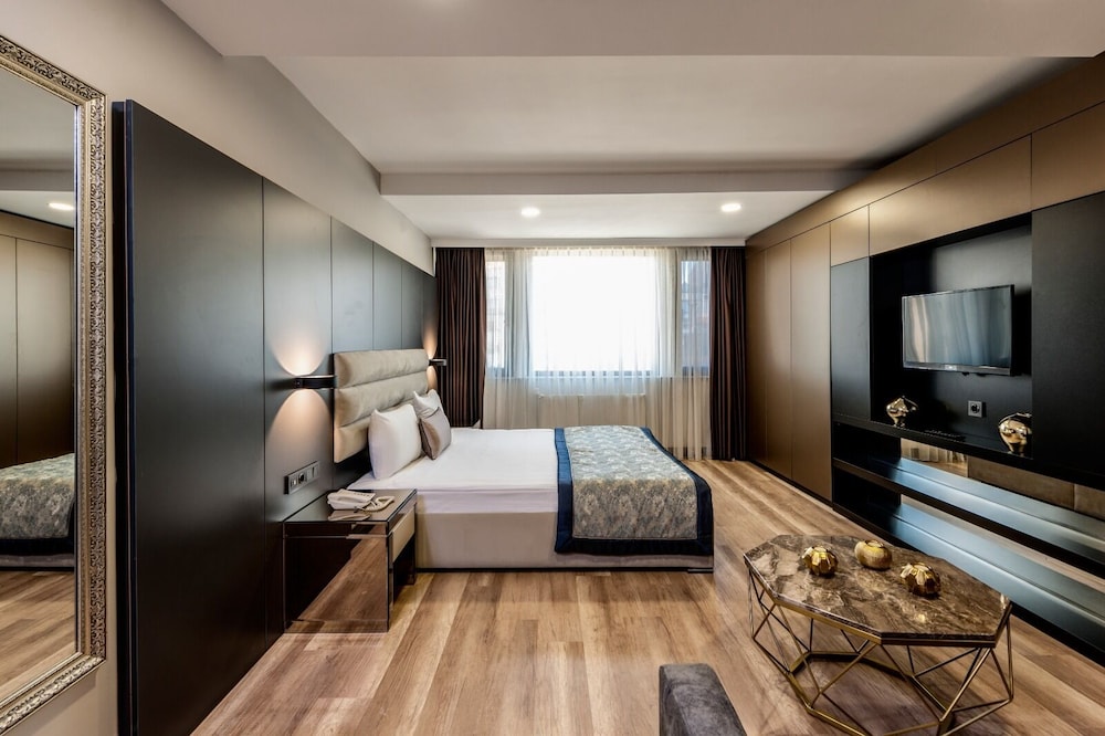 A Palace Hotel & Suites 1