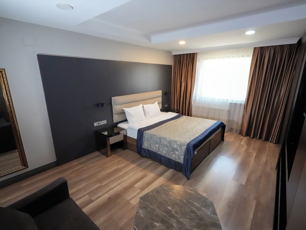A Palace Hotel & Suites 7