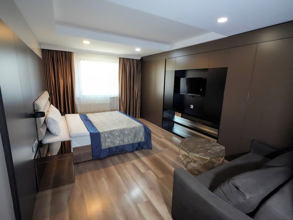 A Palace Hotel & Suites 8