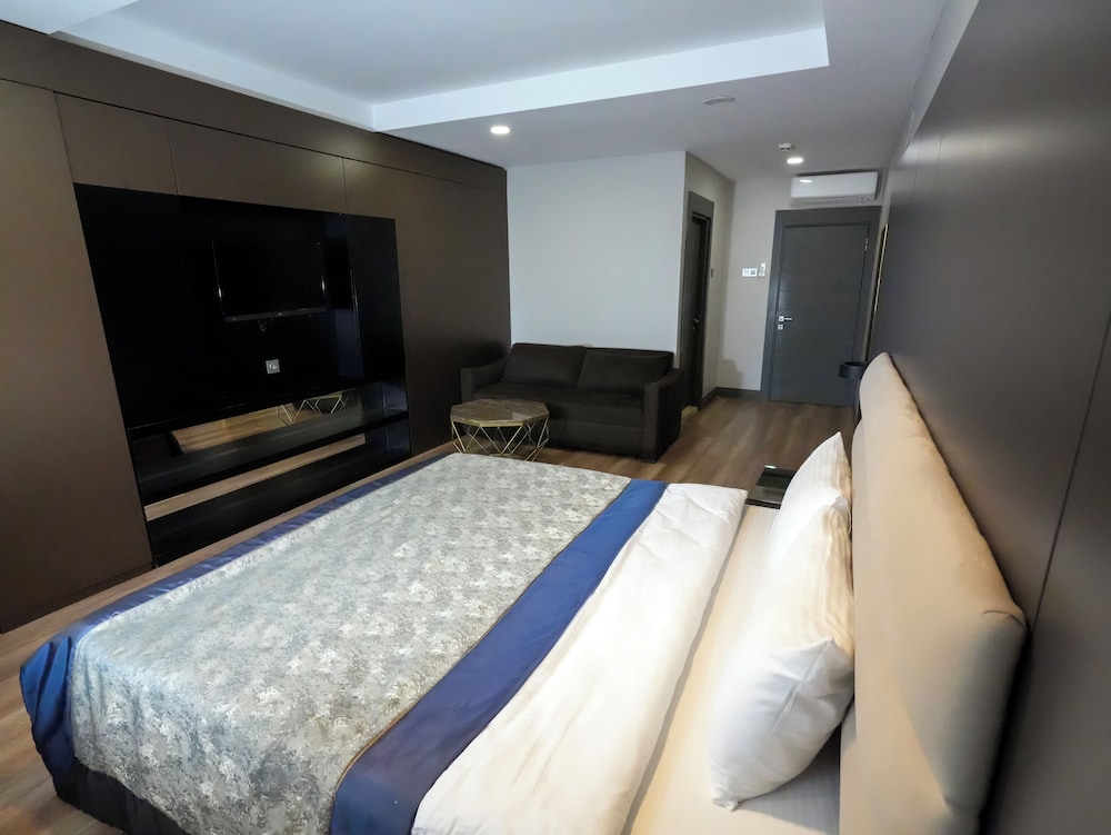 A Palace Hotel & Suites 6