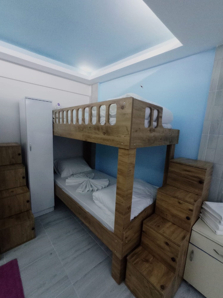 Armis Hostel 8