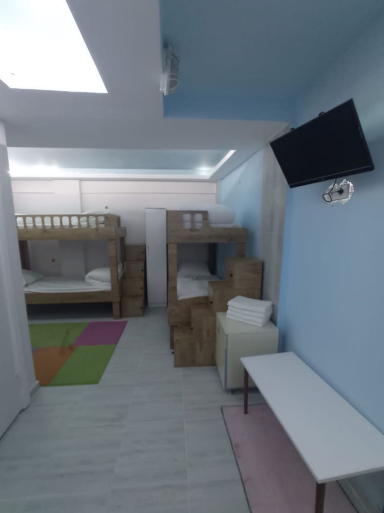 Armis Hostel 6