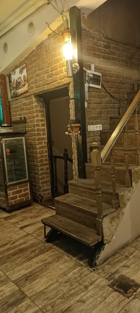 Armis Hostel 16