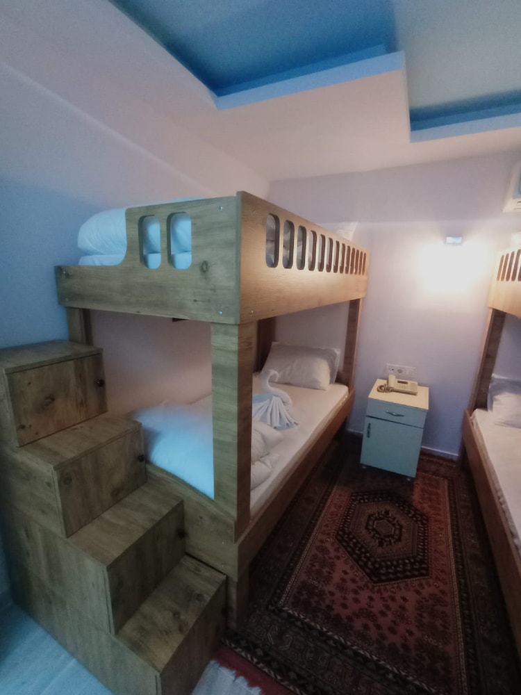 Armis Hostel 2