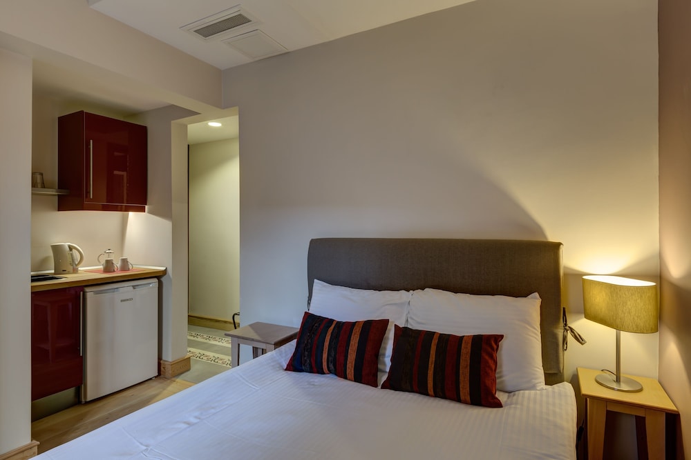 No11 Hotel & Apartments 7