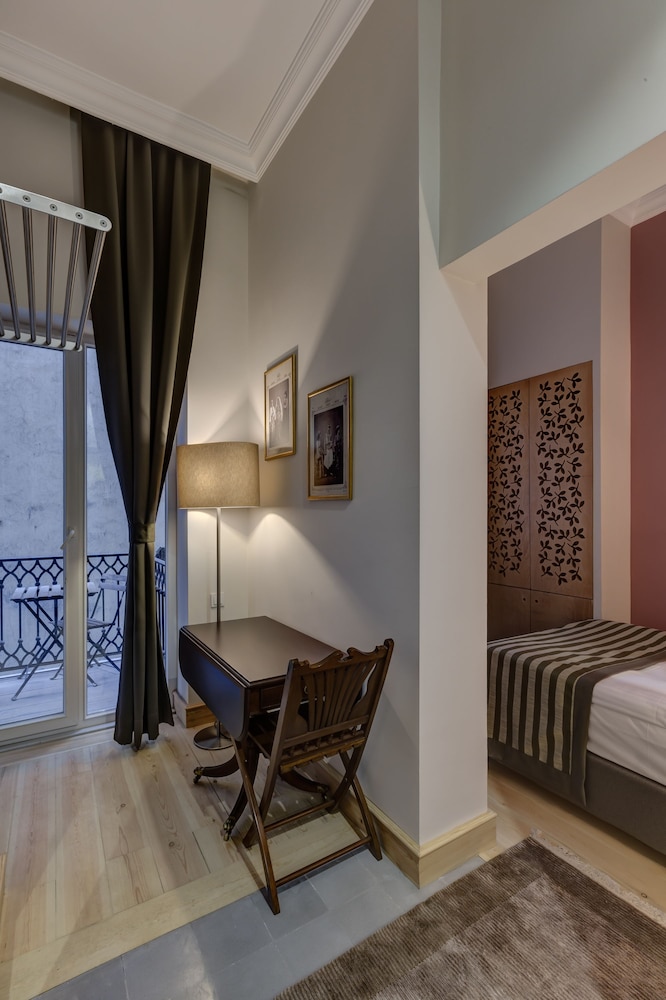 No11 Hotel & Apartments 8