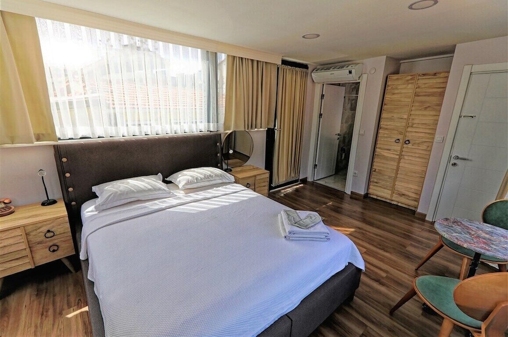 Romantic Mansion 11