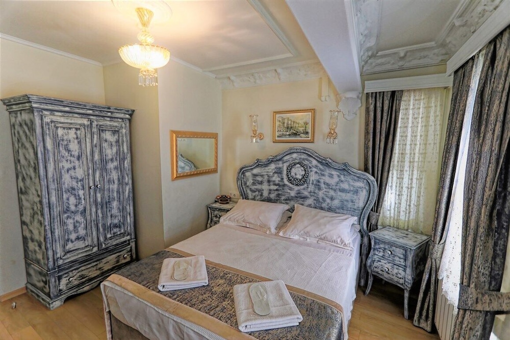 Romantic Mansion 13