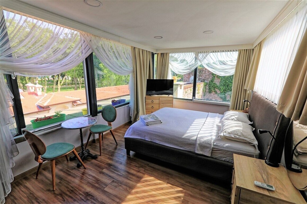 Romantic Mansion 14