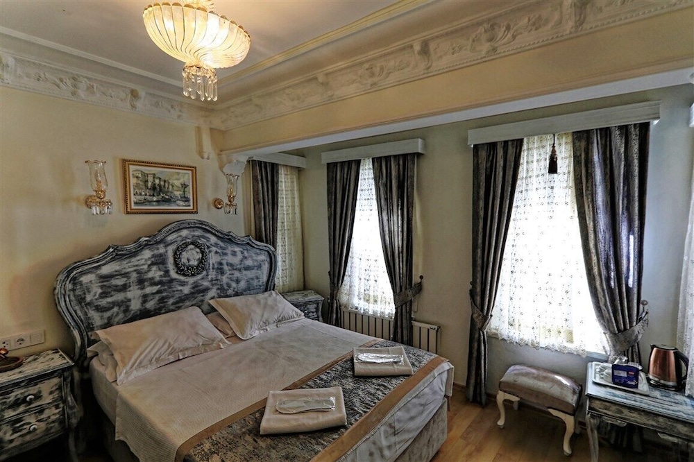 Romantic Mansion 12