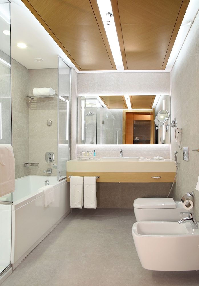 Grand Cosmopolitan Hotel 18