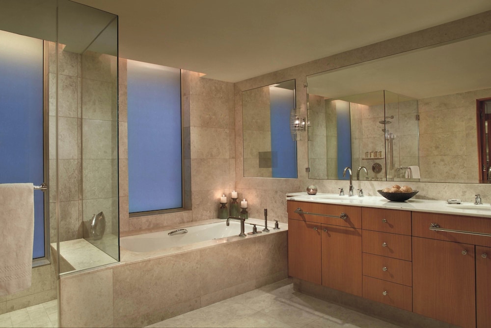 The Ritz-Carlton Dubai International Financial Centre Executive Residences 21