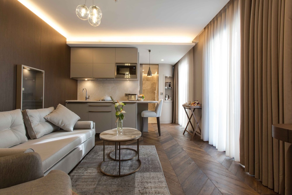 Noble22 Suites 14
