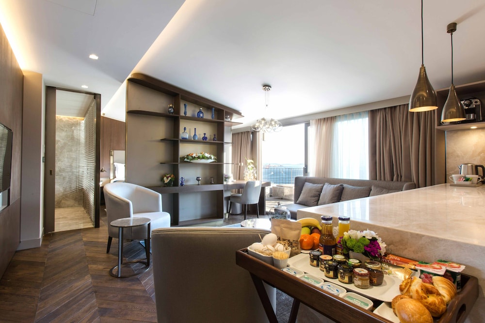 Noble22 Suites 8