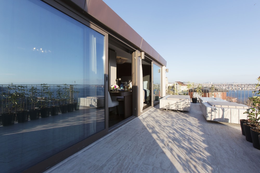 Noble22 Suites 18