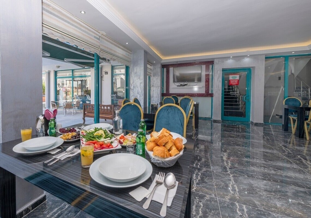 Theluna City Hotel 11