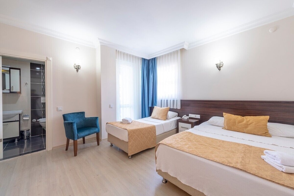 Theluna City Hotel 4