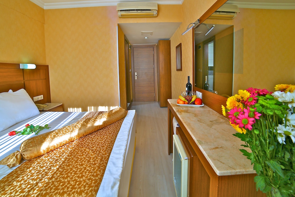 The Center Hotel 11