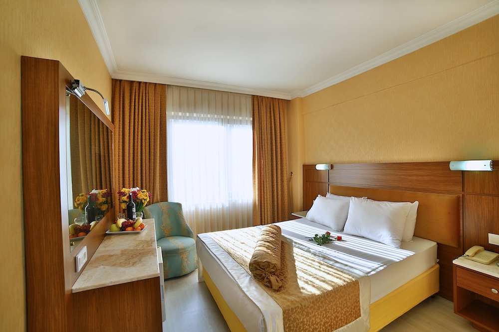 The Center Hotel 9