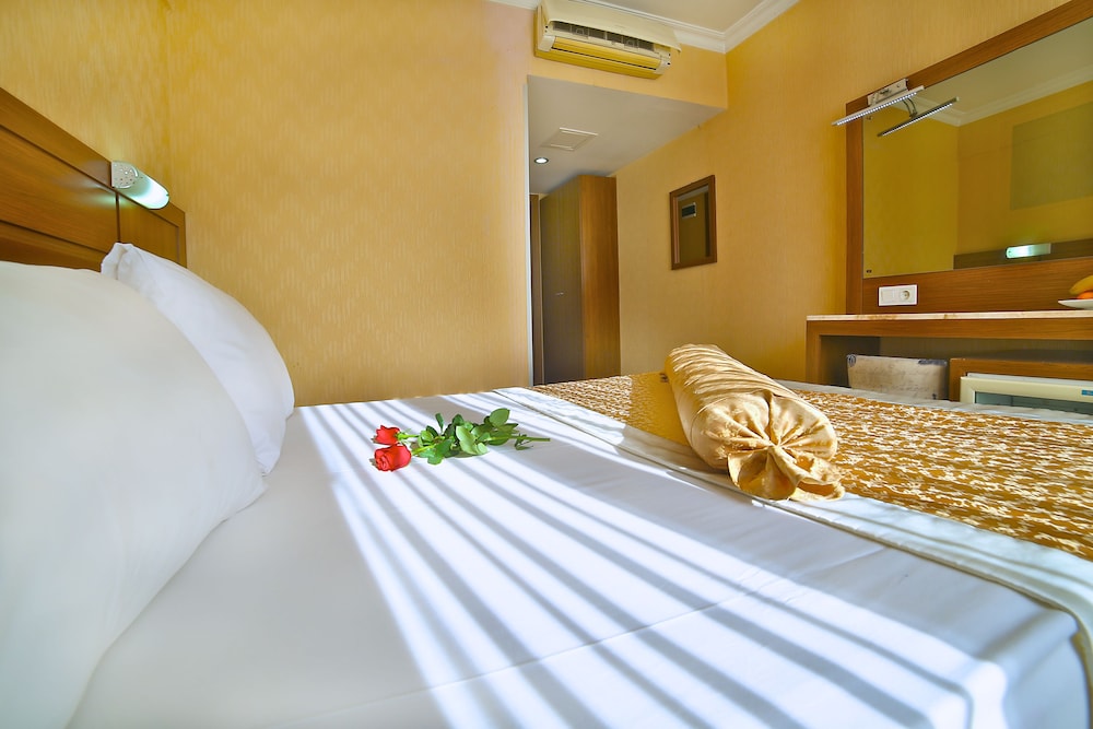 The Center Hotel 8