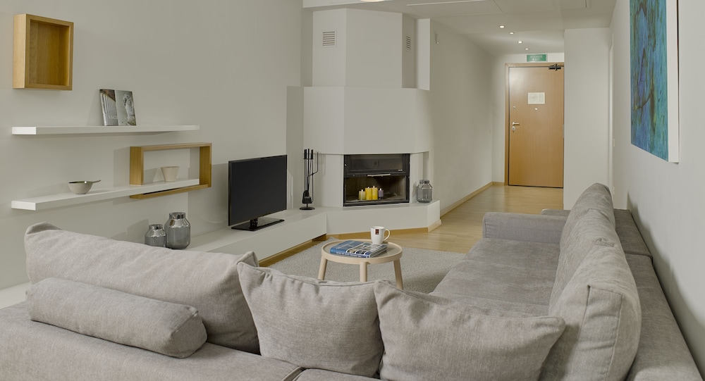 Scale Suites 24