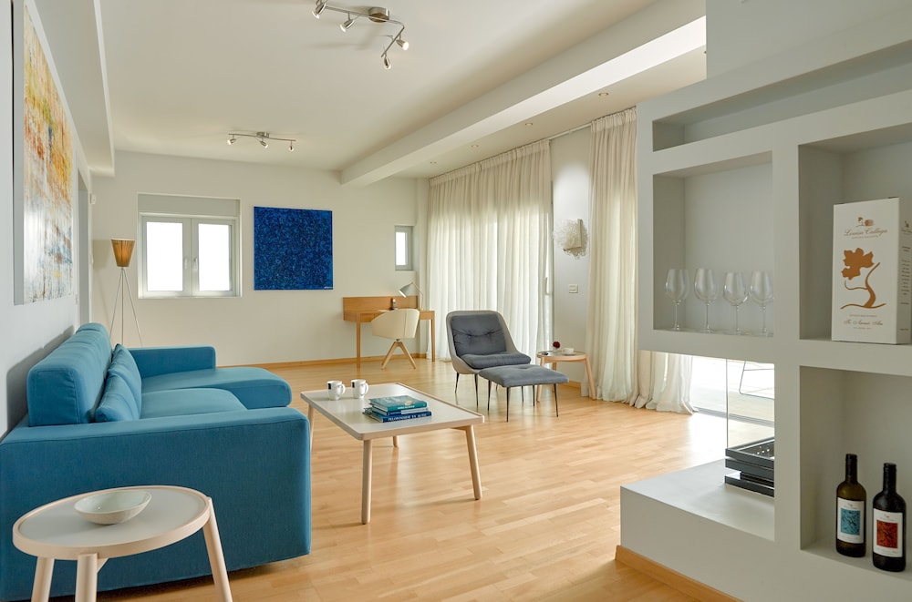 Scale Suites 22