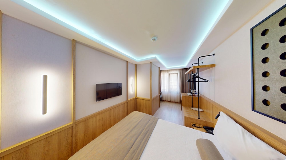 River Hotel 14