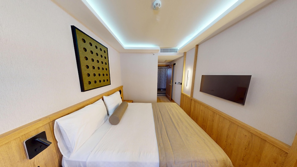 River Hotel 10